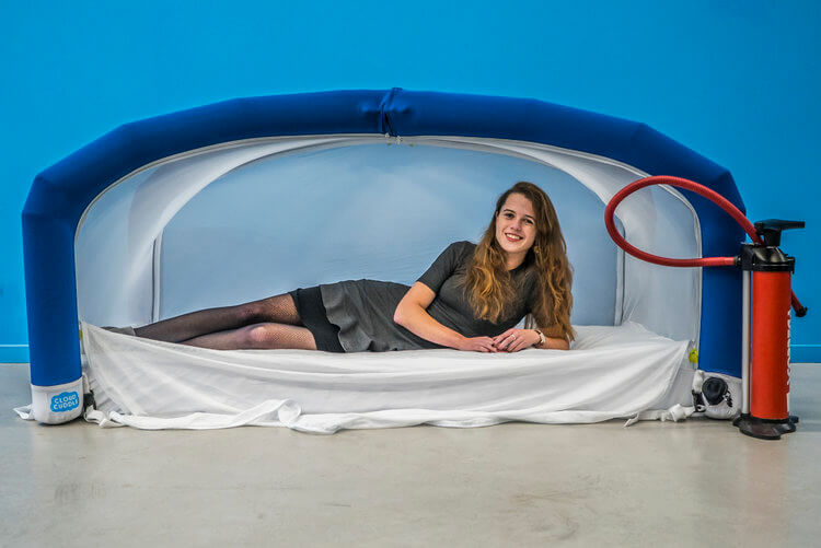 Oprichter van CloudCuddle Lotte Leufkens demonstreert hulpmiddel bedtent