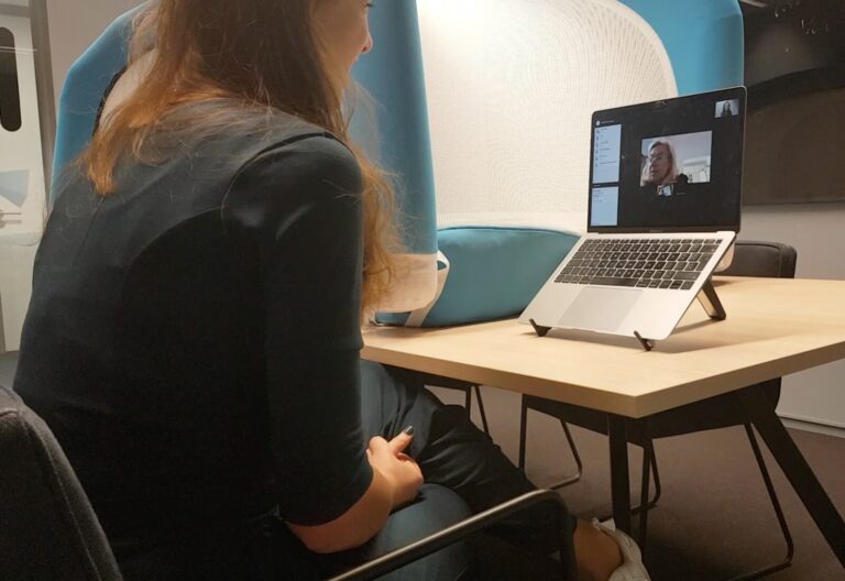 Visite virtuelle de la ministre Sigrid Kaag dans le cadre de “Grandir au-delà des frontières”