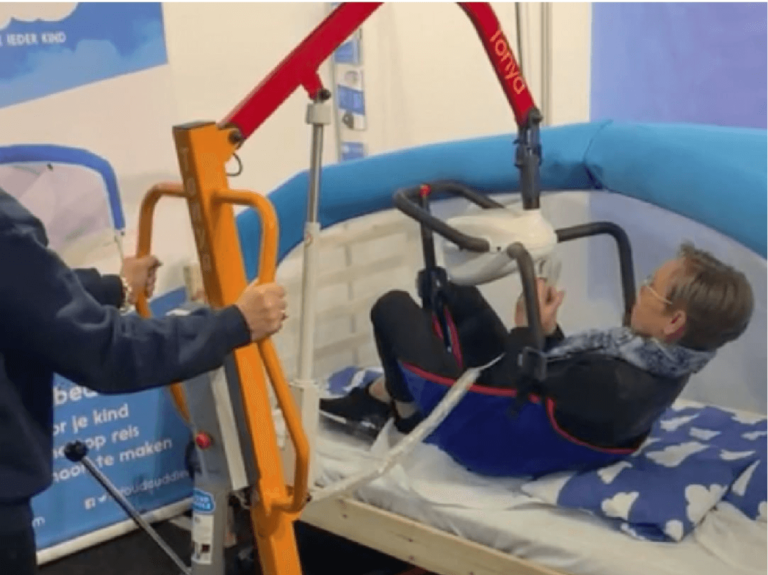 CloudCuddle bed tent in combination with mobile patient elevator