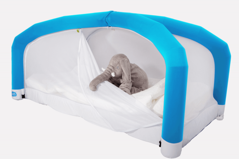 Des jumeaux handicapés dorment beaucoup mieux dans une tente de lit