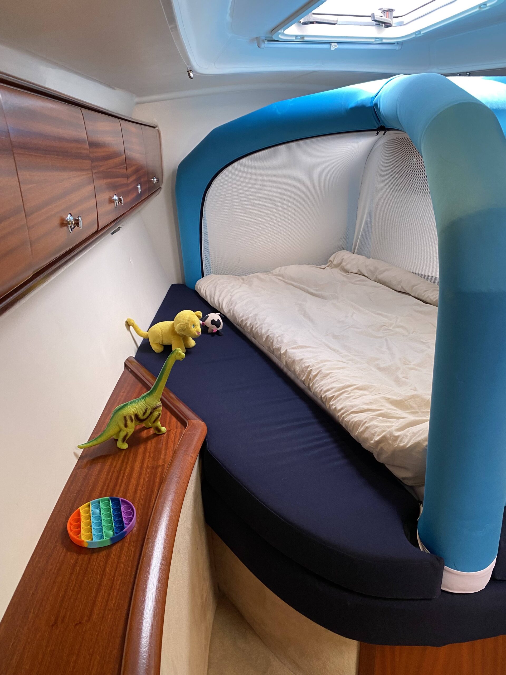Kind moeilijk slapen bedtent op zeilboot