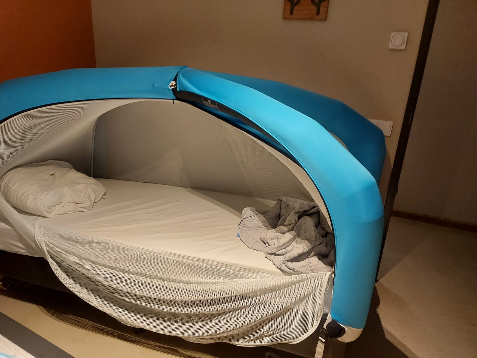 Tente de lit CloudCuddle, dormez enfin en toute sécurité en vacances en groupe