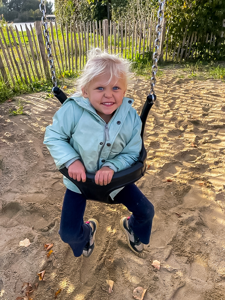 Evelien has a disrupted day-and-night rhythm due to her disability. Thanks to CloudCuddle's bed tent, this has been restored and she keeps energy for fun things.